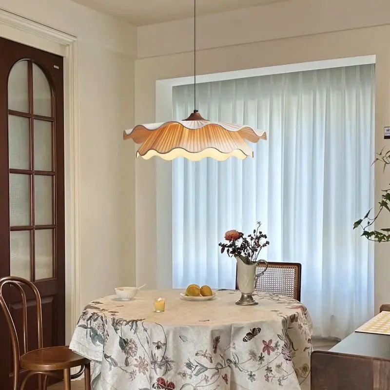 suspension lumineuse moderne plissée semi translucide beige clair élégante minimaliste chambre salon restaurant