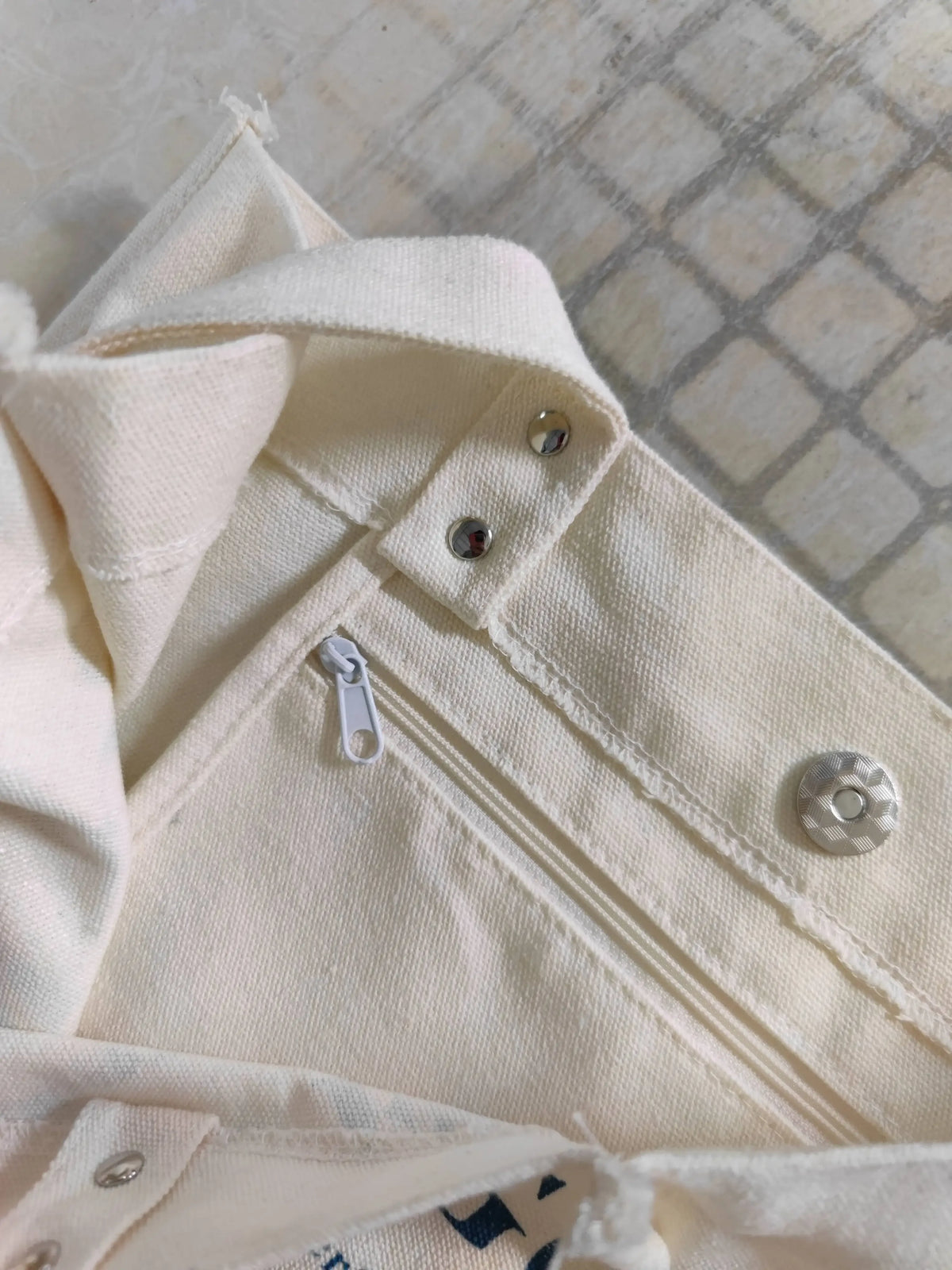 sac main blanc uni moderne poche téléphone poignées fermeture glissière boutons