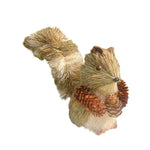Figurine écureuil en paille avec pomme de pin