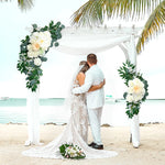 décoration mariage arche blanche tulle fleurs artificielles roses feuilles vertesextérieur