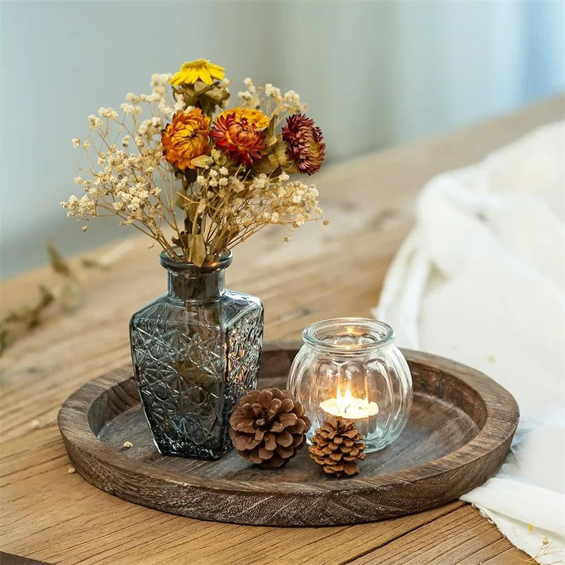 plateau bois marron clair vintage rustique bougie bol verre cônes pins vases fleurs sèches