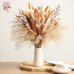 bouquet fleurs séchées boho beige orange brunes plumes feuilles naturel vase blanc plateau bois