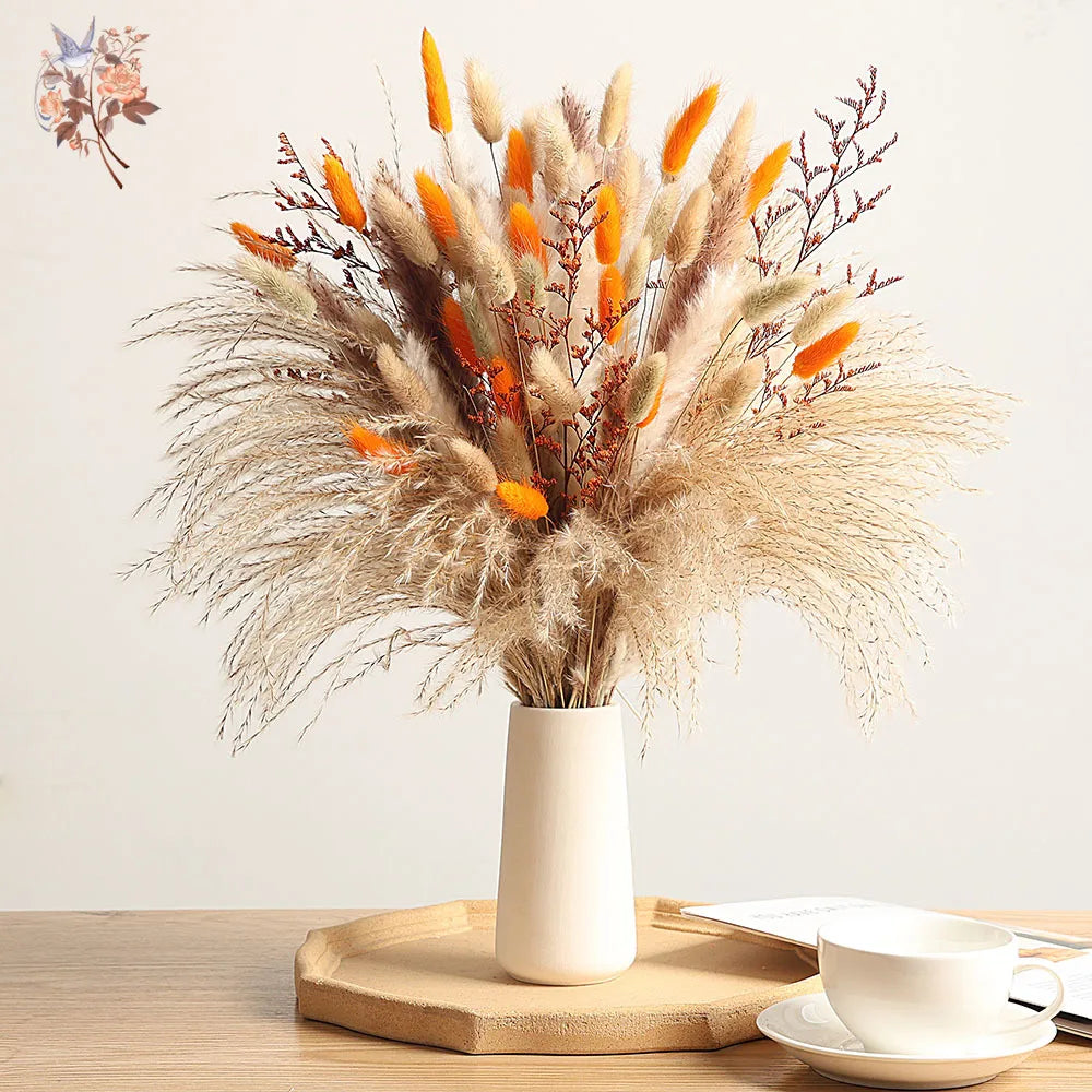 bouquet fleurs séchées boho beige orange brunes plumes feuilles naturel vase blanc plateau bois