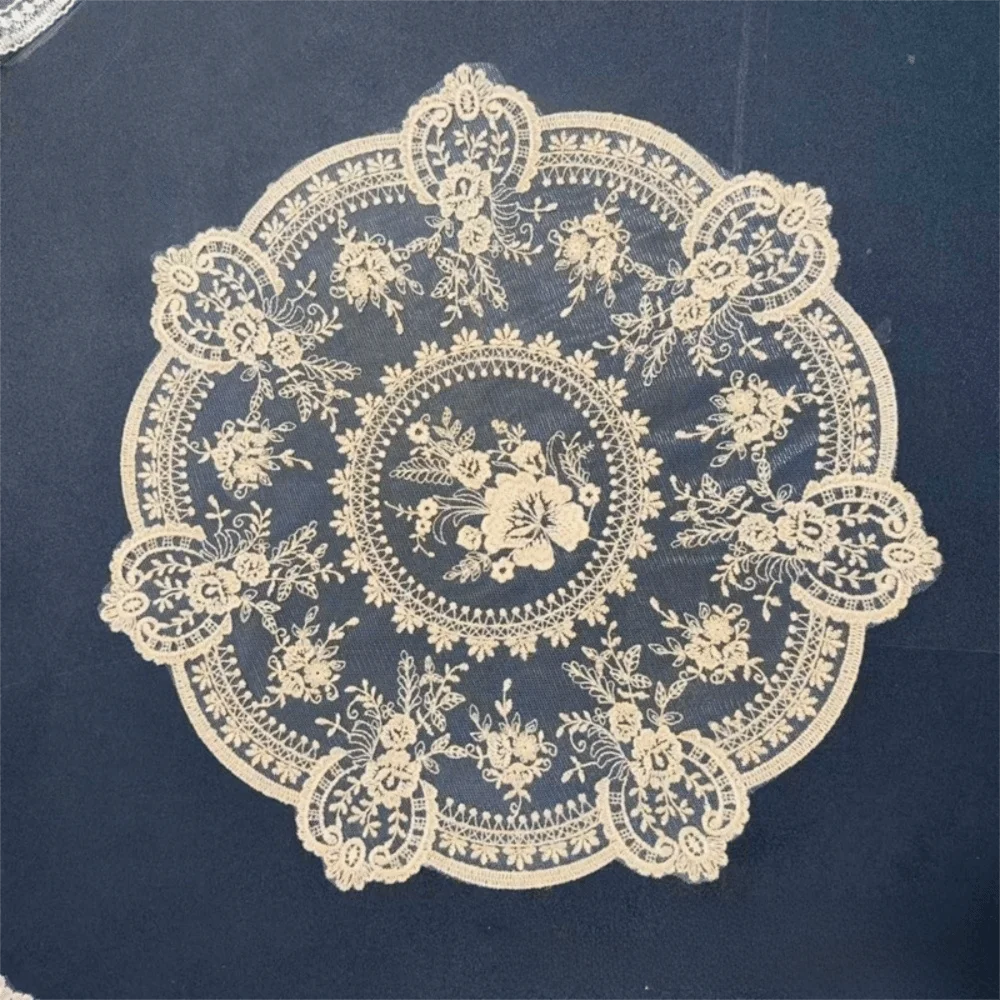 serviettes table blanches broderie florale dentelle classique rectangle ovale pâques fête pastorale