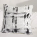 housse coussin décorative polyester coton blanc noir motif carreaux contemporain respectueux environnement maison hospitalière