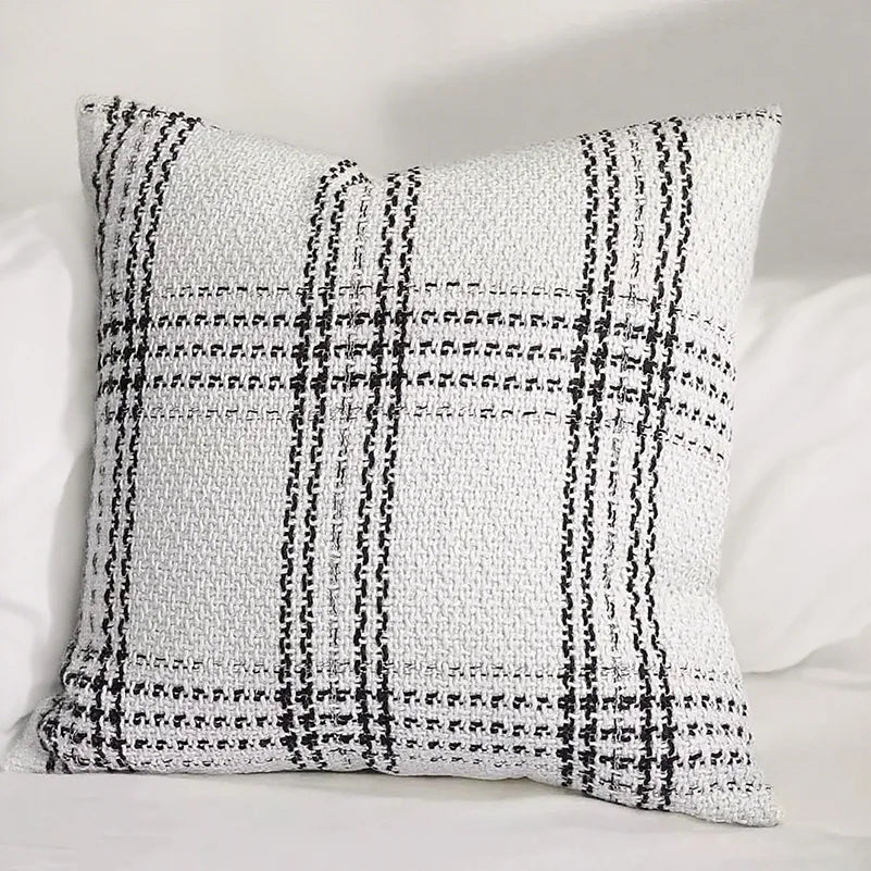 housse coussin décorative polyester coton blanc noir motif carreaux contemporain respectueux environnement maison hospitalière