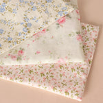 ensemble literie miniature maison poupée motifs floraux tissu texturé couverture oreiller vintage rouge blanc