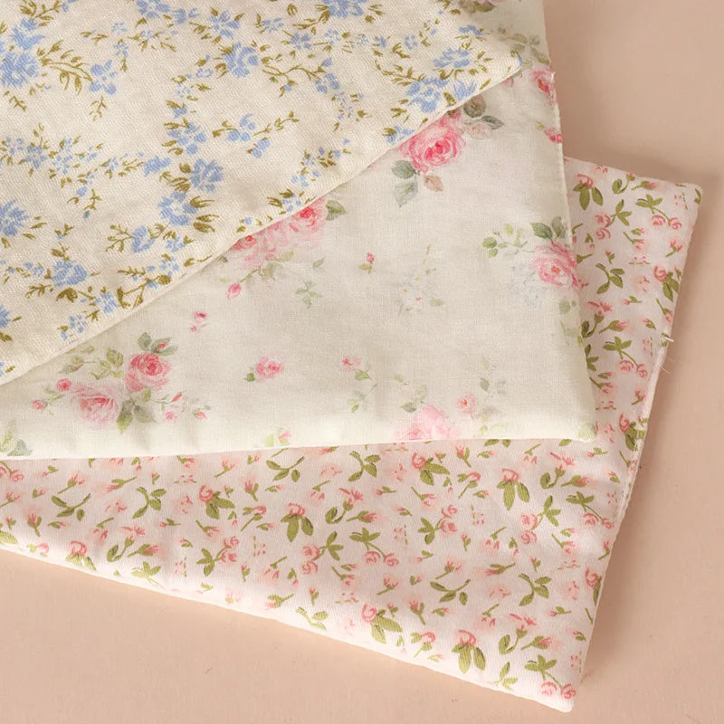 ensemble literie miniature maison poupée motifs floraux tissu texturé couverture oreiller vintage rouge blanc
