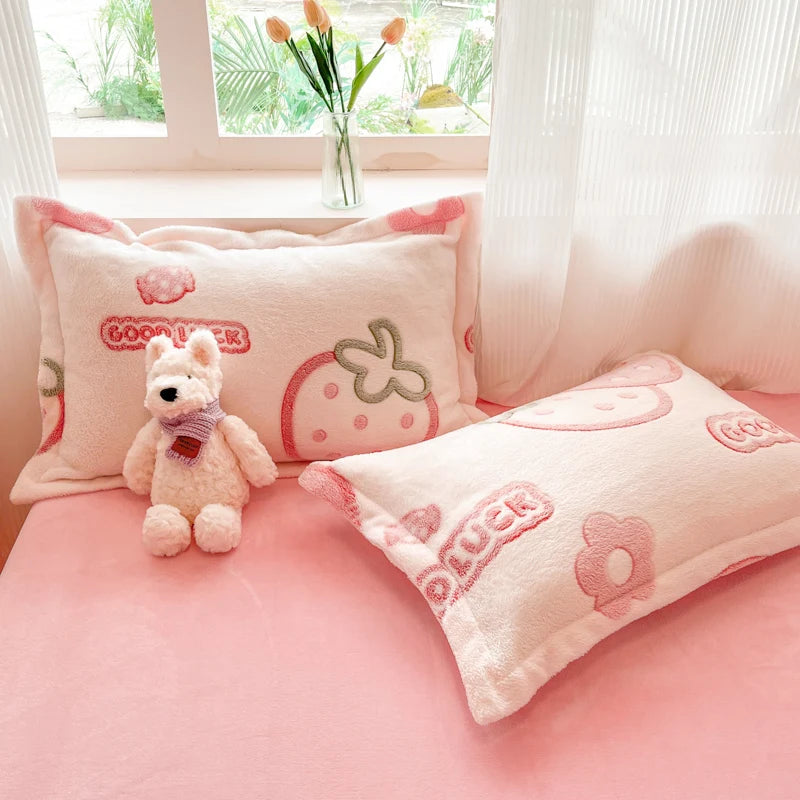 Un intérieur douillet et cocooning avec des coussins roses et moelleux ornés de motifs mignons et de peluches, créant une ambiance chaleureuse et confortable.