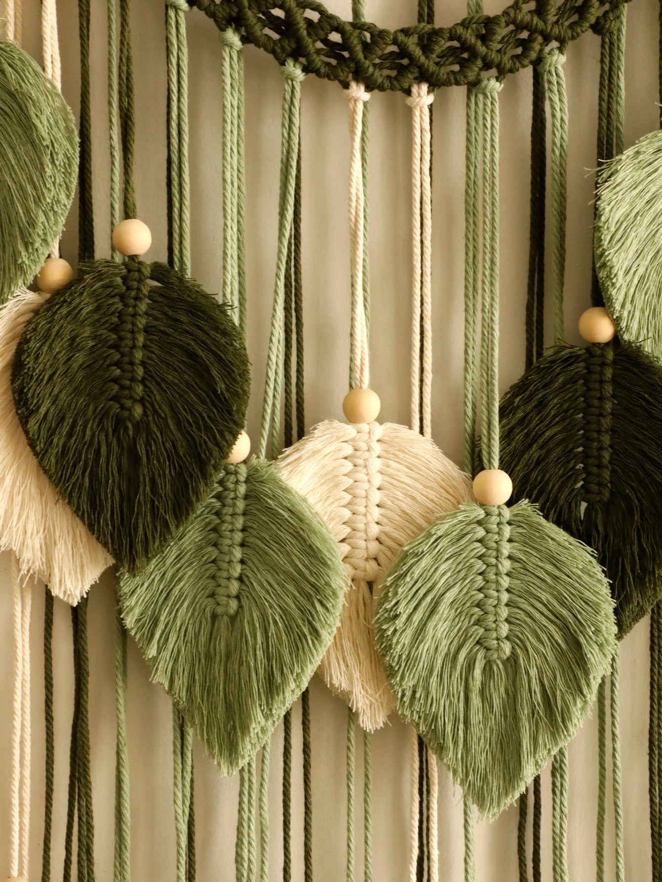 Tenture murale verte dans un salon avec style boho