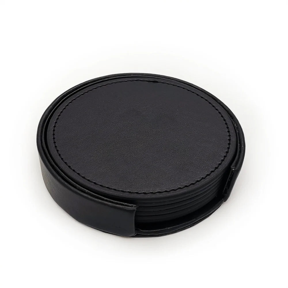 Un ensemble de sous-verres en cuir noir, pratique et élégant pour protéger vos surfaces.