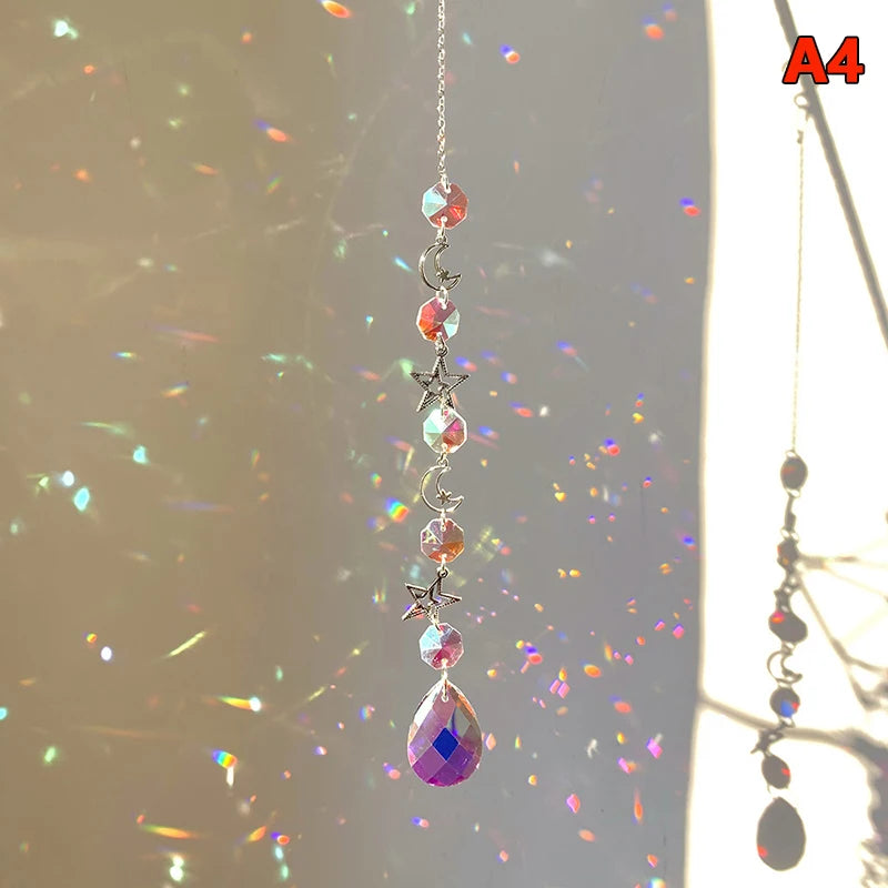 décoration murale cristal multicolore motifs planétaires étoiles coeurs chaîne métallique artisanal transparent reflets spectraux
