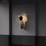 Détail de l'applique murale art déco avec abat-jour blanc et éclairage LED