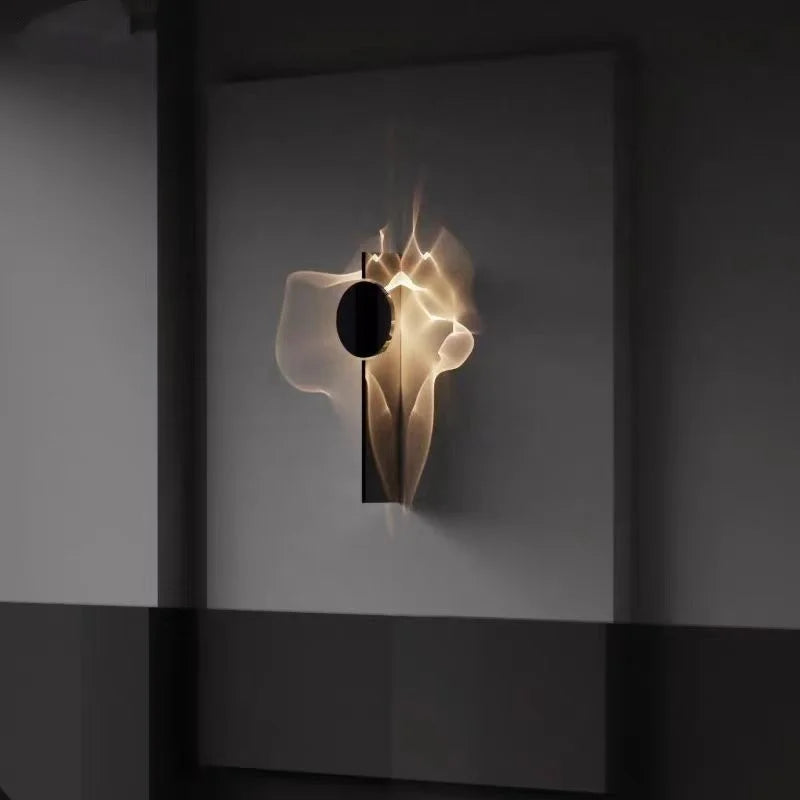 Détail de l'applique murale art déco avec abat-jour blanc et éclairage LED