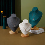 colliers modernes soie noir blanc vert cadre cuir bois affichage bijoux pendentifs cou
