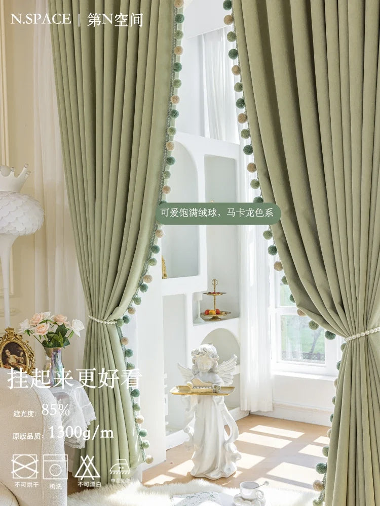 rideau vert clair rayures verticales moderne opacité pompons fenêtre chambre enfantshôtel