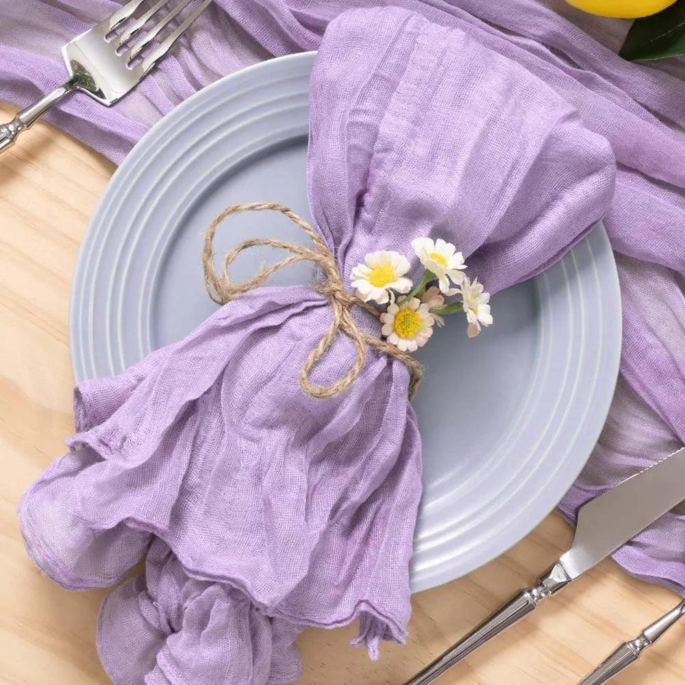 Une table de fête élégante avec une nappe violette et une décoration florale sur une assiette grise.