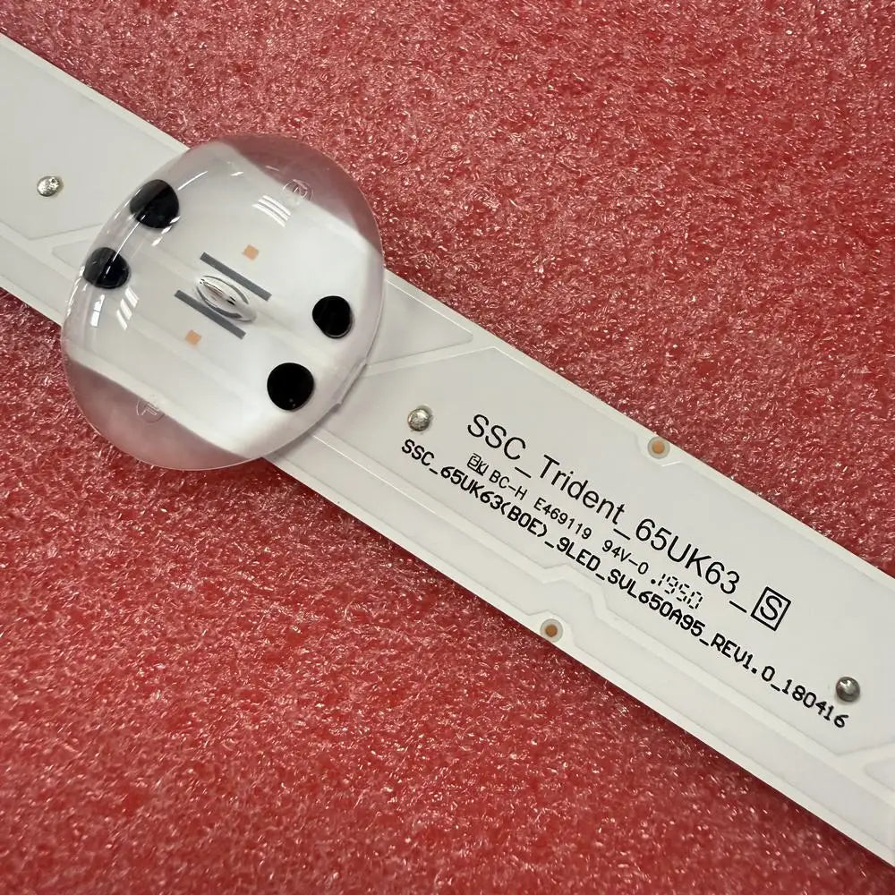 Bande LED installée derrière un TV avec éclairage violet clair