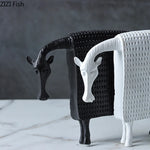 figurines animales vaches résine noir blanc modernes minimalistes décoratives deux image