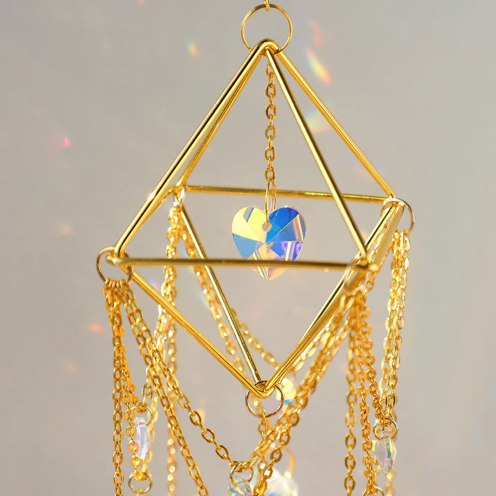 Détail des boules de cristal et chaîne dorée