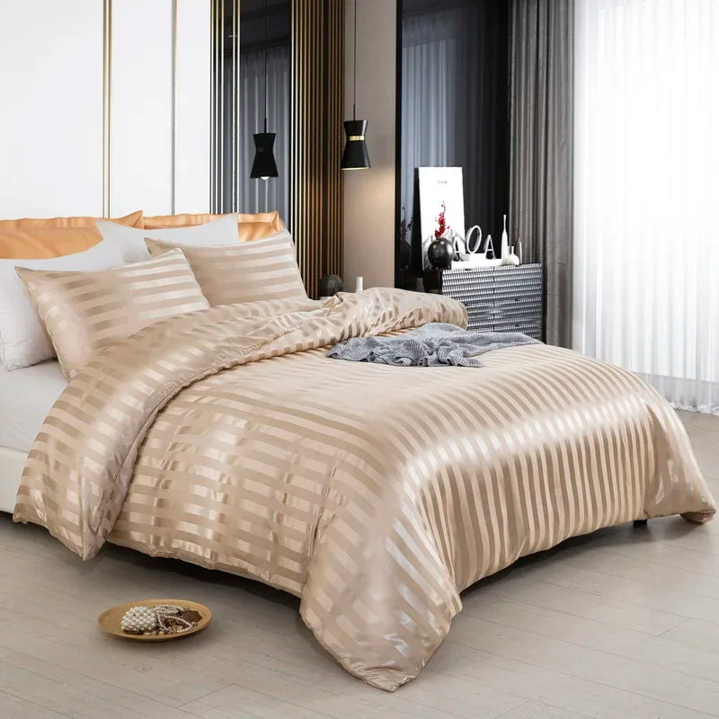 Housse de couette rayée en satin sur un lit double