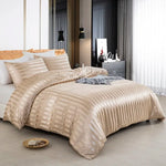 Housse de couette rayée en satin sur un lit double