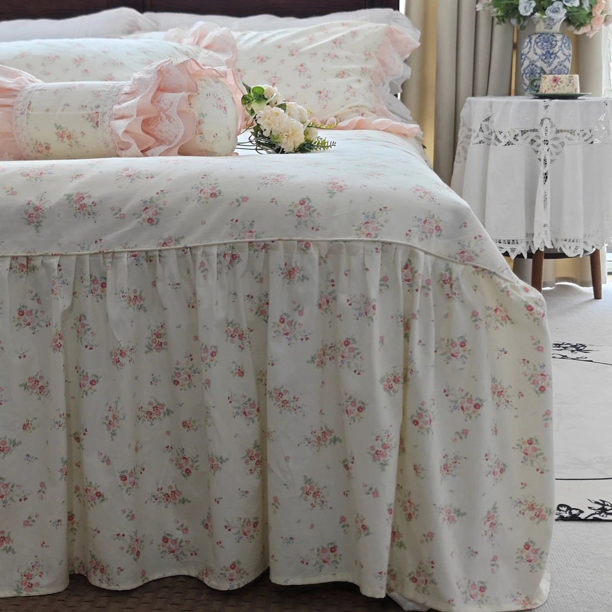 drap lit fleur rose pâle blanc coton maison classique romantique petits motifs grands feuilles