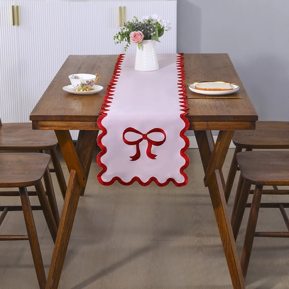 table chemin blanc rouge ruban brodé bordure dentelée classique mariage fête mères saint valentin