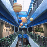 boules décoratives planètes suspension fil blanc jaune orange bleu vert marron rose gris rayures