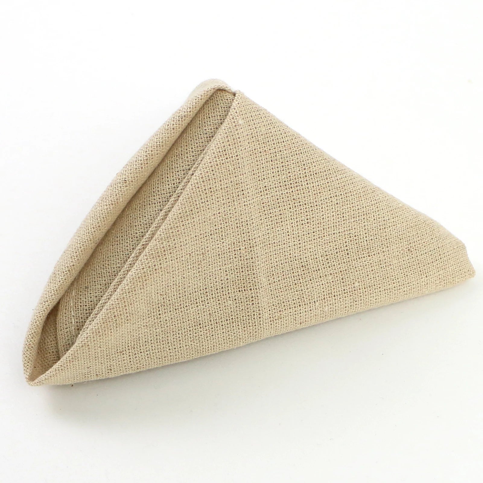 Une serviette de table triangulaire en matériau textile beige, pliée avec des coins pointus et une texture légère et aérée.