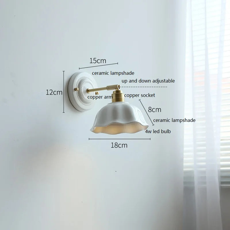 lampe murale vintage blanc doré motif relief bord ondulé fixée mur opaque