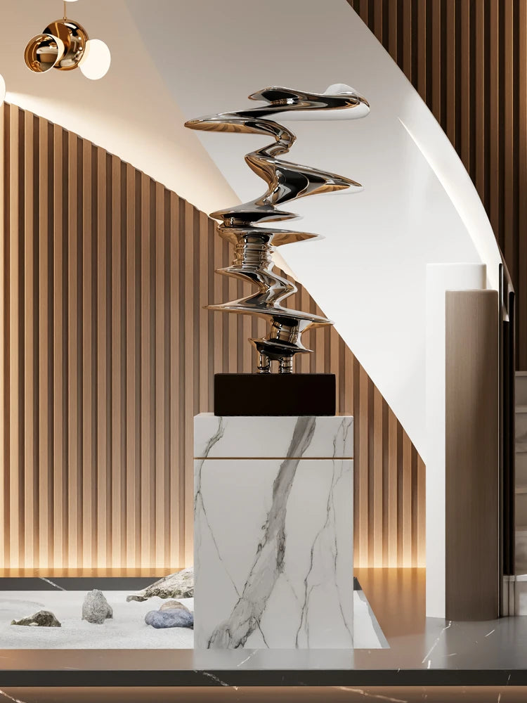 Détail de la sculpture argentée en résine