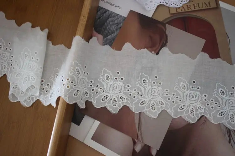 ruban décoratif broderie florale coton blanc largeur 8cm élégant classique finement découpé écologique