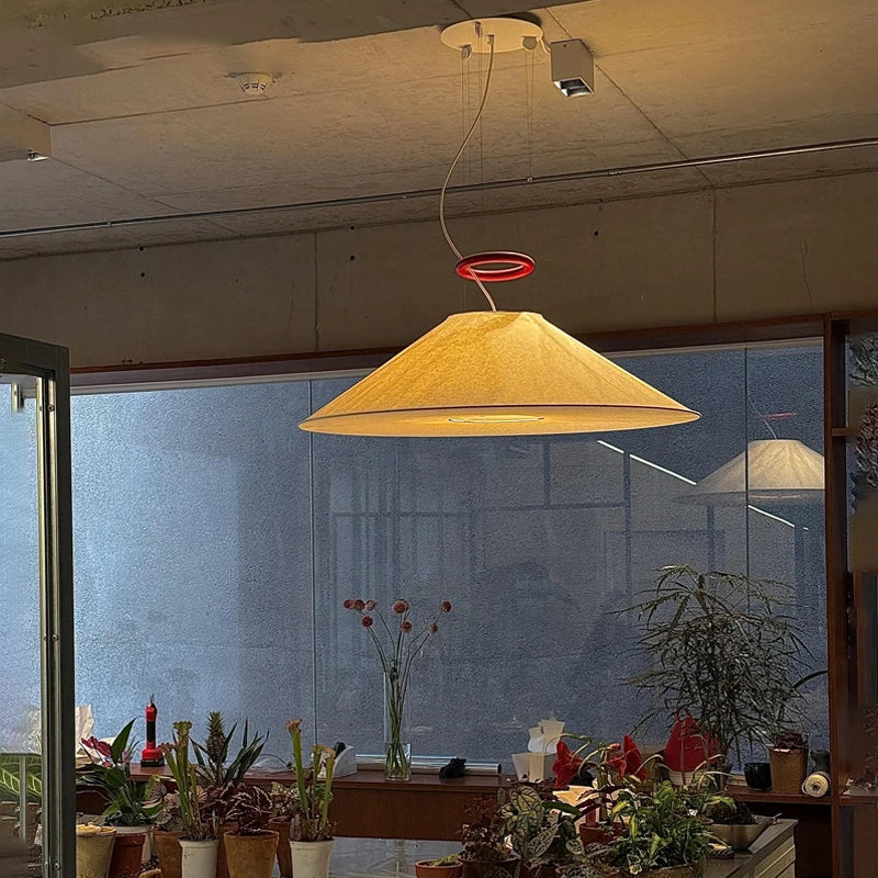 suspension lumineuse moderne minimaliste beige clair abatjour opaque câbles métalliques rouge salon chambre