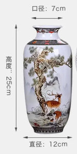 Vase décoratif en porcelaine avec motifs paysagers et animaux.