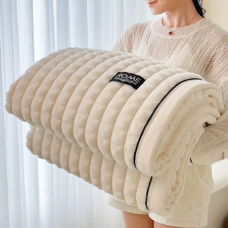 couverture double couche fausse fourrure beige rayures horizontales deux oreillers canapé