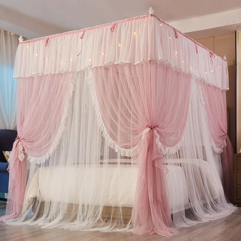 Cette image représente un grand lit à baldaquin recouvert de rideaux roses et blancs élégamment drapés, créant un environnement douillet et romantique.