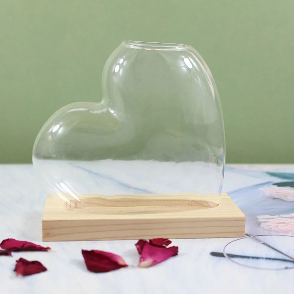vase verre forme cœur transparent moderne plante verte support bois
