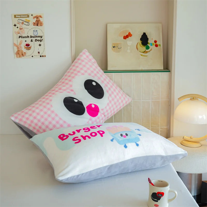 Coussin décoratif rose et blanc avec motif de lapin et inscription "Burger shop", dans une décoration de chambre avec peinture murale et peluche.