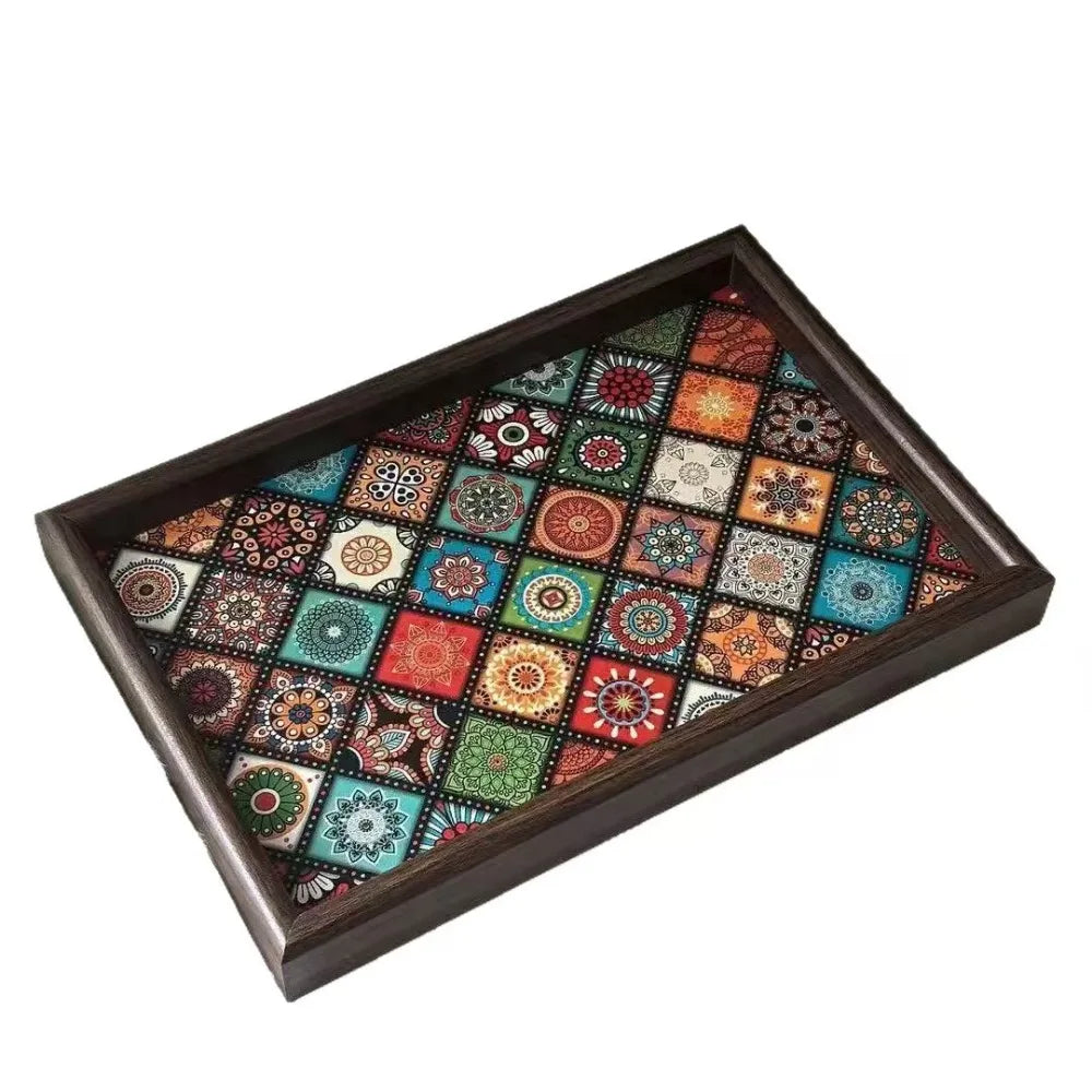 plateau rangement bois marron foncé motifs géométriques colorés vaisselle décoration traditionnelle maison