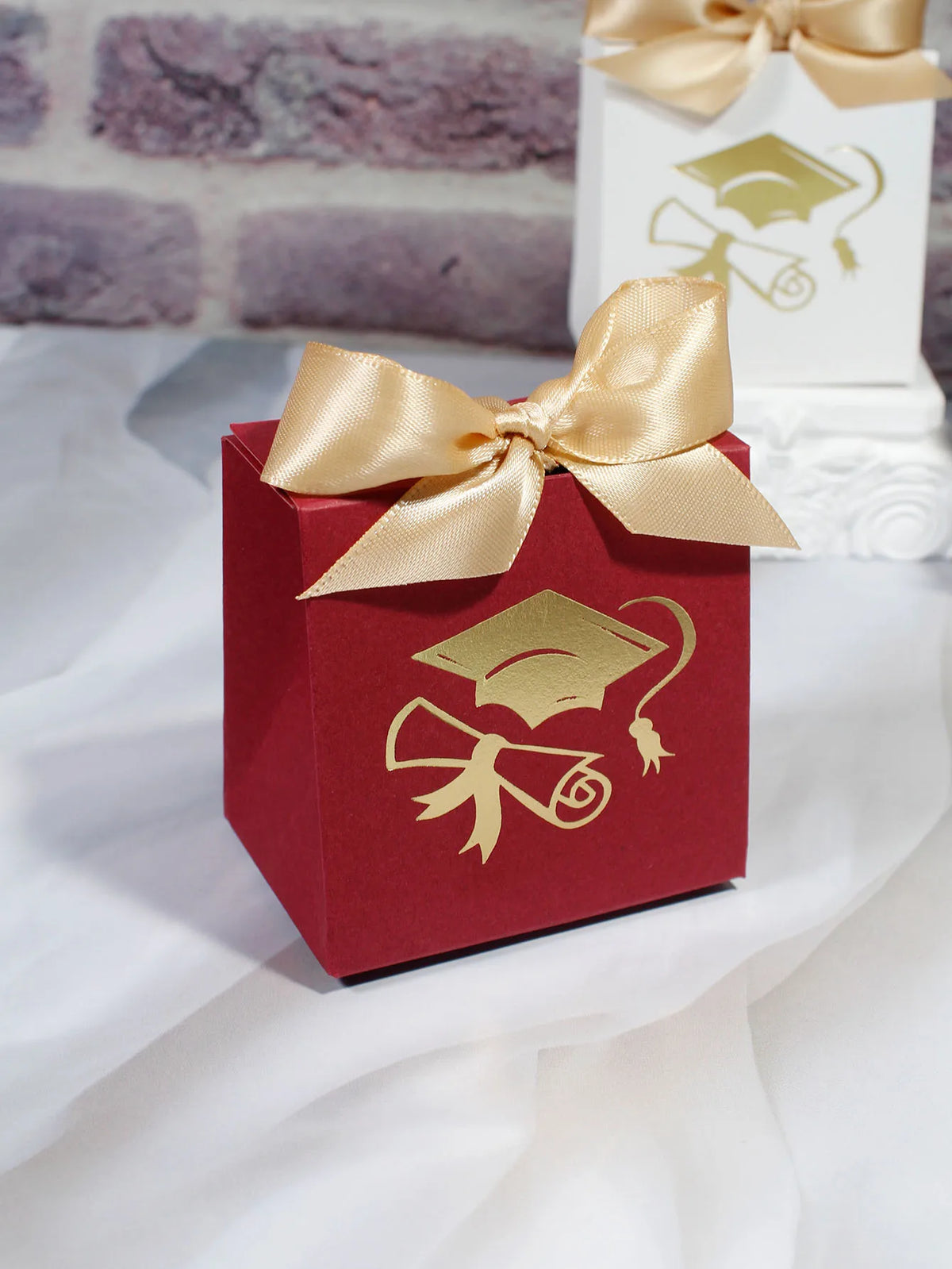 boîtes cadeaux blanc rouge ruban satiné graduation cap classique 100 pièces opaques festives anniversaire