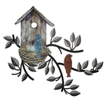 Décor mural en métal arbre avec oiseaux suspendus sur un mur blanc