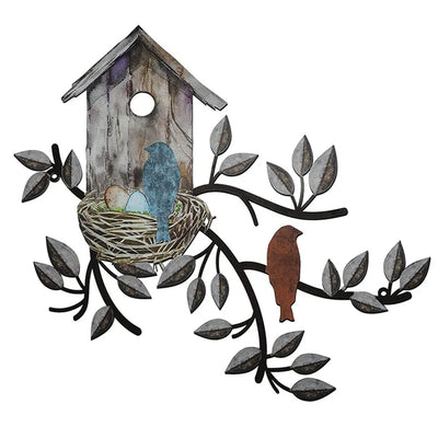 Décor mural en métal arbre avec oiseaux suspendus sur un mur blanc