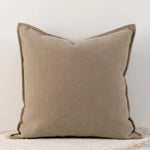 Coussin décoratif beige en tissu de qualité avec un motif en chevrons, qui apporte une touche de sophistication à l'ameublement.
