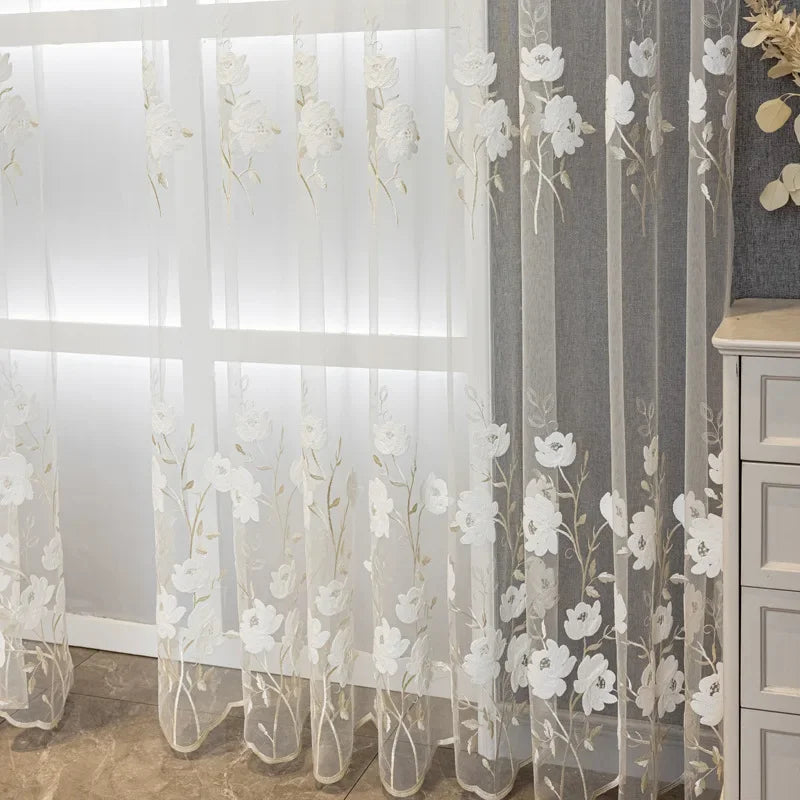 rideau transparent gris clair blanc fleurs brodées classique salon chambre fenêtre maison