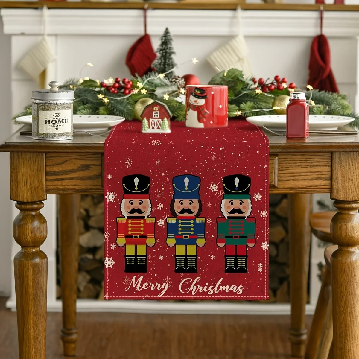 Un chemin de table décoré de figurines de casse-noisettes rouges, bleus et verts sur un fond rouge avec des flocons de neige, complétant l'ambiance festive de Noël dans la pièce.