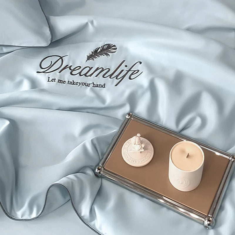 drap lit bleu clair broderie plumes bordure dorée moderne élégant coton doux maison