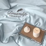 drap lit bleu clair broderie plumes bordure dorée moderne élégant coton doux maison