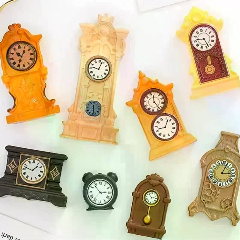 horloges décoratives vintage résine ornées détails floraux géométriques orange noir marron jaune