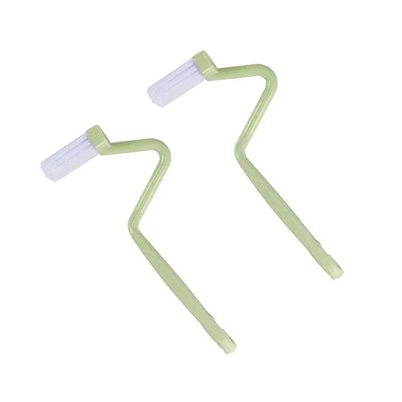 brosse toilette incurvée poignée bleue verte rose fixations pratiques utilitaires salle bains